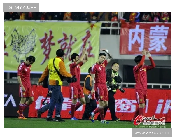 国足备战亚洲杯热身赛精彩纷呈 新援表现引发球迷热议